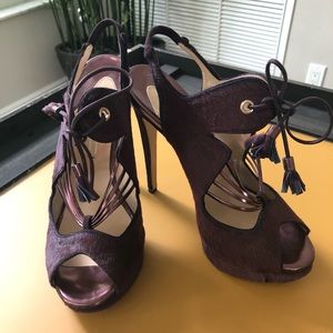 Nicolas Kirkwood multi-strap peep toes pumps.